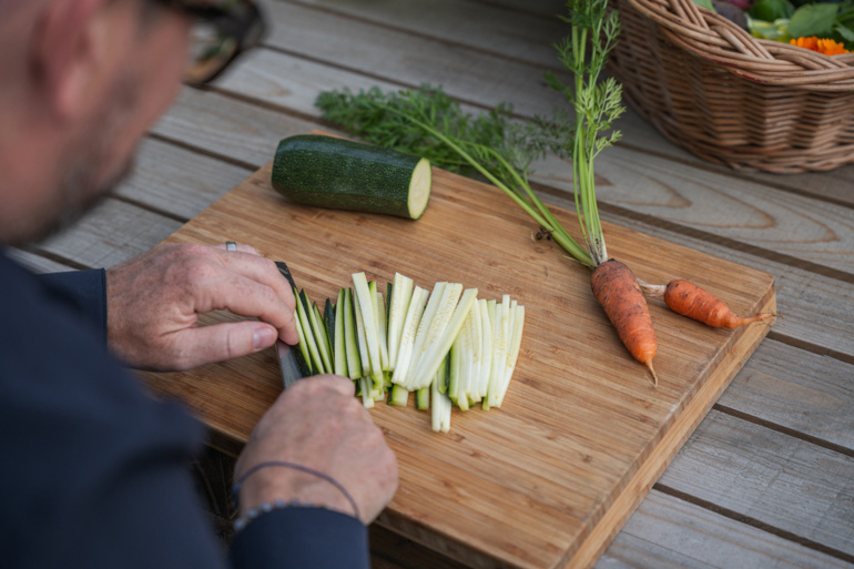 Oliver beim Pilze verarbeiten