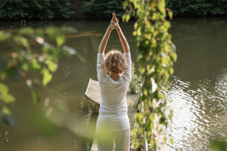 Alana beim Yoga am See im Waldviertel