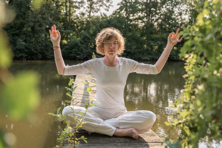 Alana beim Meditieren am See 