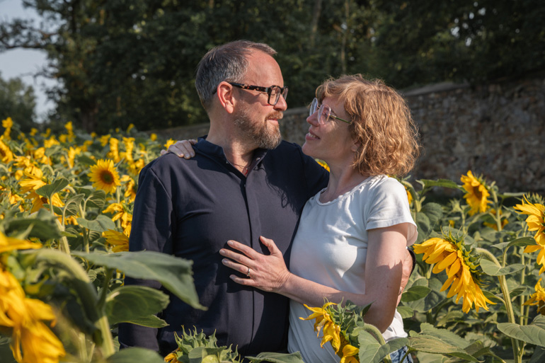 Oliver und Alana im Sonnenblumenfeld
