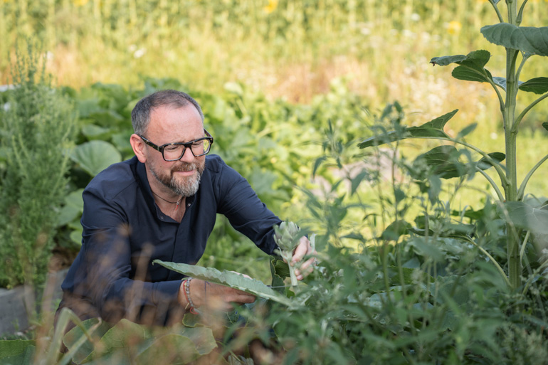 Oliver im Garten im Waldviertel
