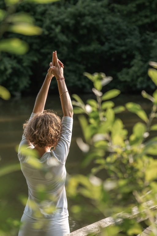 Alana beim Yoga am See
